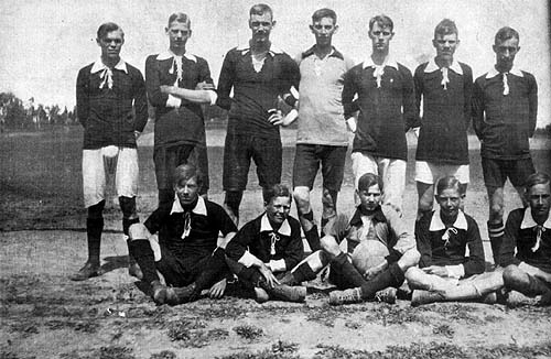 BIK Fotboll 1910_1921 2 liten.jpg (49946 bytes)