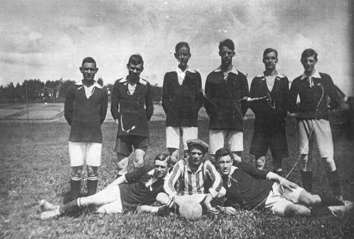 BIK Fotboll 1910_1921 liten.jpg (41322 bytes)
